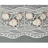 Nahaufnahme von feiner Plauener Spitze mit filigranen Fischen in Beige-Braun für maritime Heimtextilien.