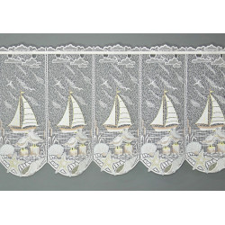 Transparente Bistro-Gardine aus Plauener Spitze mit maritimer Segelschiff-Stickerei als dekorativer Sichtschutz.