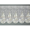 Transparente Bistro-Gardine aus Plauener Spitze mit maritimer Segelschiff-Stickerei als dekorativer Sichtschutz.