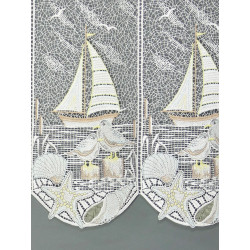 Nahaufnahme von Plauener Spitze mit maritimer Stickerei aus Segelbooten, Möwen und Muscheln für edle Heimtextilien.