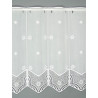 Halbtransparenter Sichtschutz aus Plauener Spitze mit Schneeflocken-Motiven und feiner Silberstickerei.