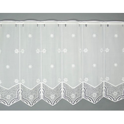 Bistrogardine aus cremeweißem Voile mit glänzender Stickerei und Plauener Spitze im winterlichen Design.