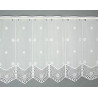Bistrogardine aus cremeweißem Voile mit glänzender Stickerei und Plauener Spitze im winterlichen Design.