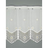 Halbtransparenter Sichtschutz aus Plauener Spitze mit Schneeflocken-Motiven und feiner Goldstickerei.