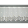 Elegante Bistrogardine aus cremeweißem Voile mit glänzender Stickerei und Plauener Spitze im winterlichen Design.