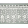 Freigestellte Bistrogardine aus naturweißer Plauener Spitze mit romantischem Rosen-Stickmuster. 45 cm hoch