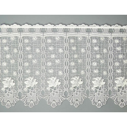 Transparente Scheibengardine aus naturweißer Plauener Spitze mit Rosen-Motiv für edle Heimtextilien. 55 cm hoch