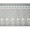 Transparente Scheibengardine aus naturweißer Plauener Spitze mit Rosen-Motiv für edle Heimtextilien. 55 cm hoch