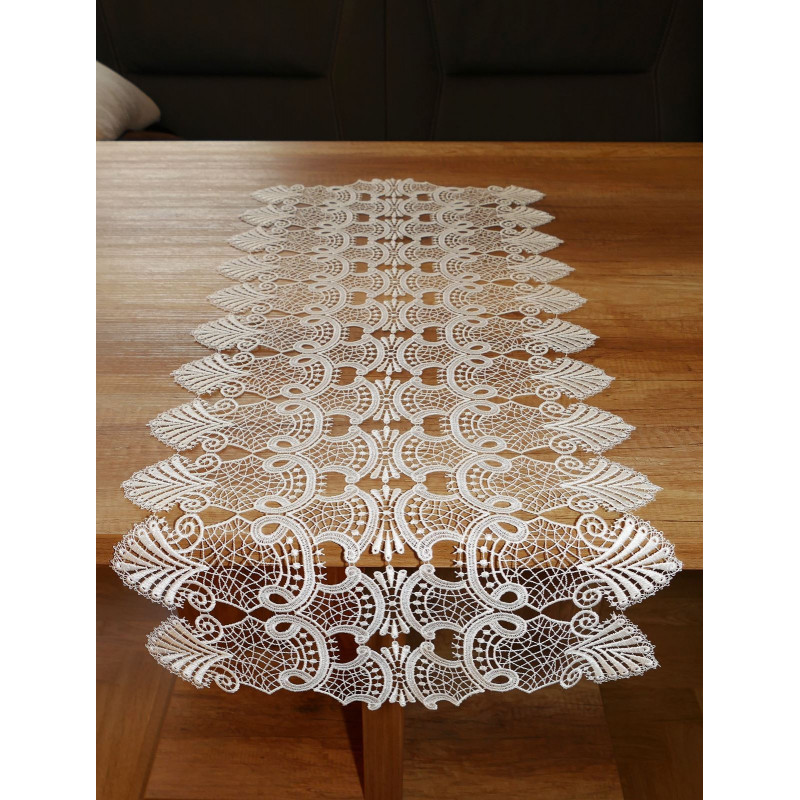 Feiner cremeweißer Tischläufer aus Plauener Spitze mit elegantem Schwung-Muster für die klassische Tischdeko.