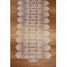Elegant gestickter Tischläufer aus Plauener Spitze in Cream mit Barock-Muster für edle Heimtextilien.