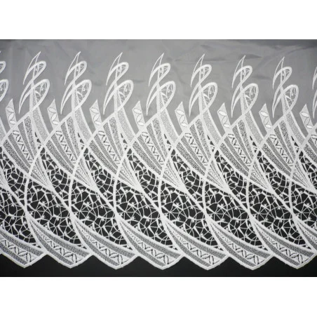 Muster der Stickereigardine Madleen mit breiter Spitzenkante