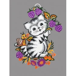 Hier sitzt ein süßes Kätzchen mit Brombeeren im Herbstlaub