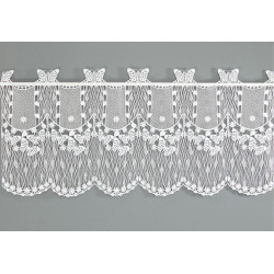 Weiße Plauener Spitze Scheibengardine mit Schmetterlings-Muster freigestellt für elegante Fensterdeko.
