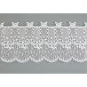 Weiße Plauener Spitze Scheibengardine mit Schmetterlings-Muster freigestellt für elegante Fensterdeko.