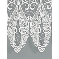 Detailaufnahme feiner Plauener Spitze in Naturweiß mit filigranen Paisley- und Schwung-Mustern.