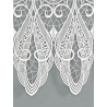 Detailaufnahme feiner Plauener Spitze in Naturweiß mit filigranen Paisley- und Schwung-Mustern.