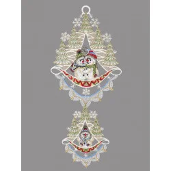 Winter-Fensterbild Schneemannfamilie im Wald aus Plauener Spitze