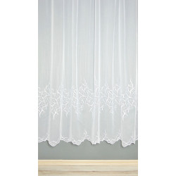 Klassischer weißer Store Annica in Faltenoptik,  am unteren Rand durch filigrane florale Stickereien.