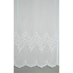 Nahaufnahme der floralen Musterung der Annica Gardine, elegante Fensterdekoration aus hochwertiger Plauener Spitze.