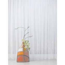 Detailansicht der feinen Plauener Spitze am Saum des Annica Stores, hochwertige weiße Heimtextilien mit Fantasiemuster.