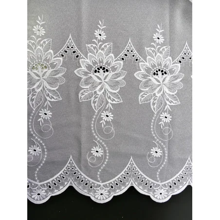 Muster der Plauener Stickerei-Gardine Chrysantheme