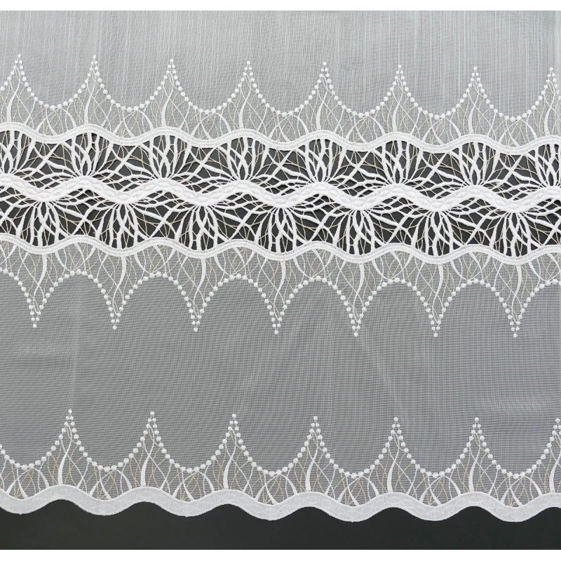 Muster der Stickereigardine Alexandra in weiß-beige