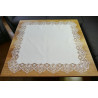 Elegante Mitteldecke aus Plauener Spitze mit Satin, stilvolle Heimtextilien für den Landhausstil.