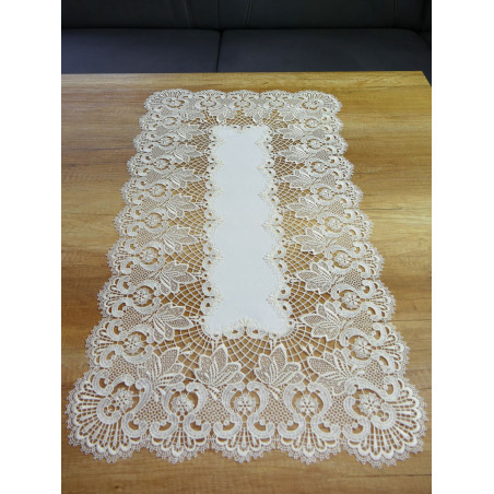 Eleganter Tischläufer mit breiter Plauener Spitze und Blumen-Stickerei auf Holzoberfläche.