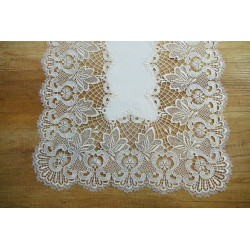 Elegante Tischdeckenserie Lenja aus Satin mit Plauener Spitze in natur