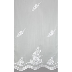 Detail echte Plauener Spitze; filigrane weiße Stickerei mit floralen Elementen auf halbtransparentem Fensterstore.