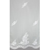 Detail echte Plauener Spitze; filigrane weiße Stickerei mit floralen Elementen auf halbtransparentem Fensterstore.