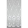 Nahaufnahme der hochwertigen Stickerei: Weißer Spitzenstore mit Chrysanthemen-Motiv und elegantem Wellenabschluss.