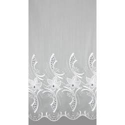 Detailaufnahme weißer Store aus Plauener Spitze mit elegantem floralem Muster und wellenförmigem Abschluss.