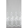 Detailaufnahme weißer Store aus Plauener Spitze mit elegantem floralem Muster und wellenförmigem Abschluss.