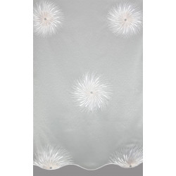 Detailansicht hochwertige Plauener Spitze: florales Federnelken-Motiv auf halbtransparentem weißem Gardinenstoff.