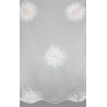 Detailansicht hochwertige Plauener Spitze: florales Federnelken-Motiv auf halbtransparentem weißem Gardinenstoff.