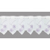 Kurzgardine in Weiß mit lila Blumen-Stickerei und Zickzack-Kante für edle Heimtextilien. 30 cm hoch