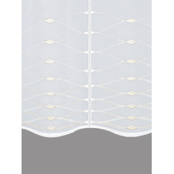 Detailansicht der halbtransparenten Scheibengardine mit eleganter beiger Wellen- und Rautenstickerei.