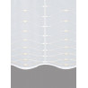 Detailansicht der halbtransparenten Scheibengardine mit eleganter beiger Wellen- und Rautenstickerei.