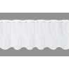 Halbtransparente weiße Scheibengardine mit geschwungener lila Stickerei und Wellensaum für stilvollen Sichtschutz. 30 cm hoch