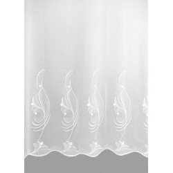 Detailaufnahme der hochwertigen Stickerei am Abschluss des Mara Stores, halbtransparente Heimtextilien in Weiß.