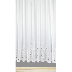 Detailansicht der filigranen Blumenstickerei auf halbtransparentem weißem Stoff – hochwertige Fensterdeko nach Maß.