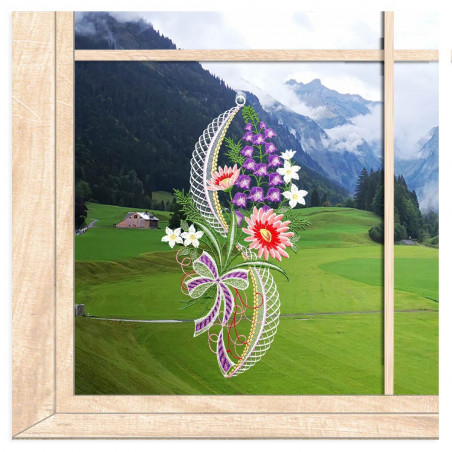 Fensterbild Gerbera aus Plauener Spitze am Fenster im Landhausstil, hochwertige Heimtextilien mit Bergblick-Ambiente.