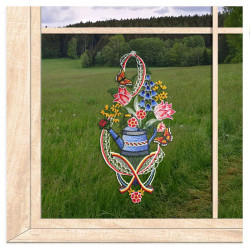 Plauener Spitze Fensterbild Gießkanne mit Blumen und Schmetterlingen an einem hellen Holzfenster im Landhausstil.