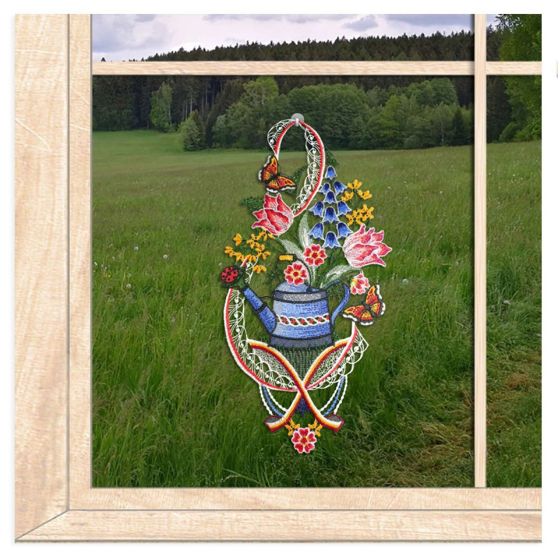 Plauener Spitze Fensterbild Gießkanne mit Blumen und Schmetterlingen an einem hellen Holzfenster im Landhausstil.