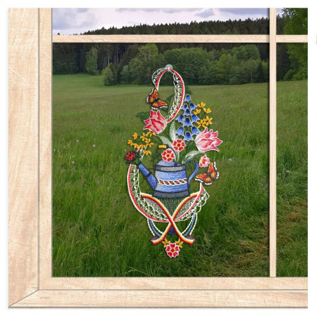 Plauener Spitze Fensterbild Gießkanne mit Blumen und Schmetterlingen an einem hellen Holzfenster im Landhausstil.