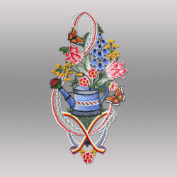 Bunte Stickerei Gießkanne mit Tulpen und Maiglöckchen aus Plauener Spitze, hochwertiges Fensterbild für Frühlingsdeko.