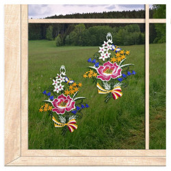 Plauener Spitze Fensterbilder im 2er-Set mit bunten Frühlingsblumen am Fenster vor grüner Wiese, Heimtextilien.
