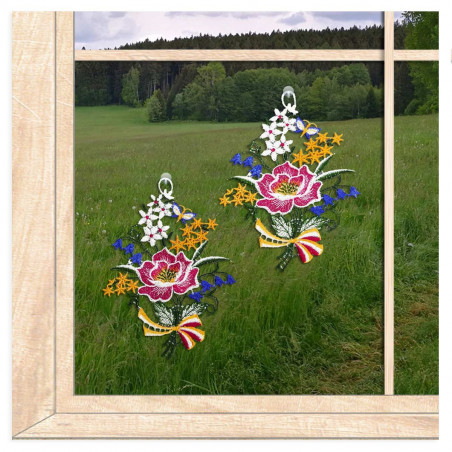 Plauener Spitze Fensterbilder im 2er-Set mit bunten Frühlingsblumen am Fenster vor grüner Wiese, Heimtextilien.