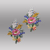 Gestickte Fensterbilder im 2er-Set mit Blumenstrauß-Motiv aus feiner Plauener Spitze, freigestellt auf Grau.
